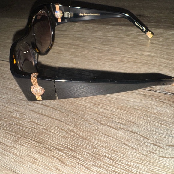 Elegant Black Sunglasses